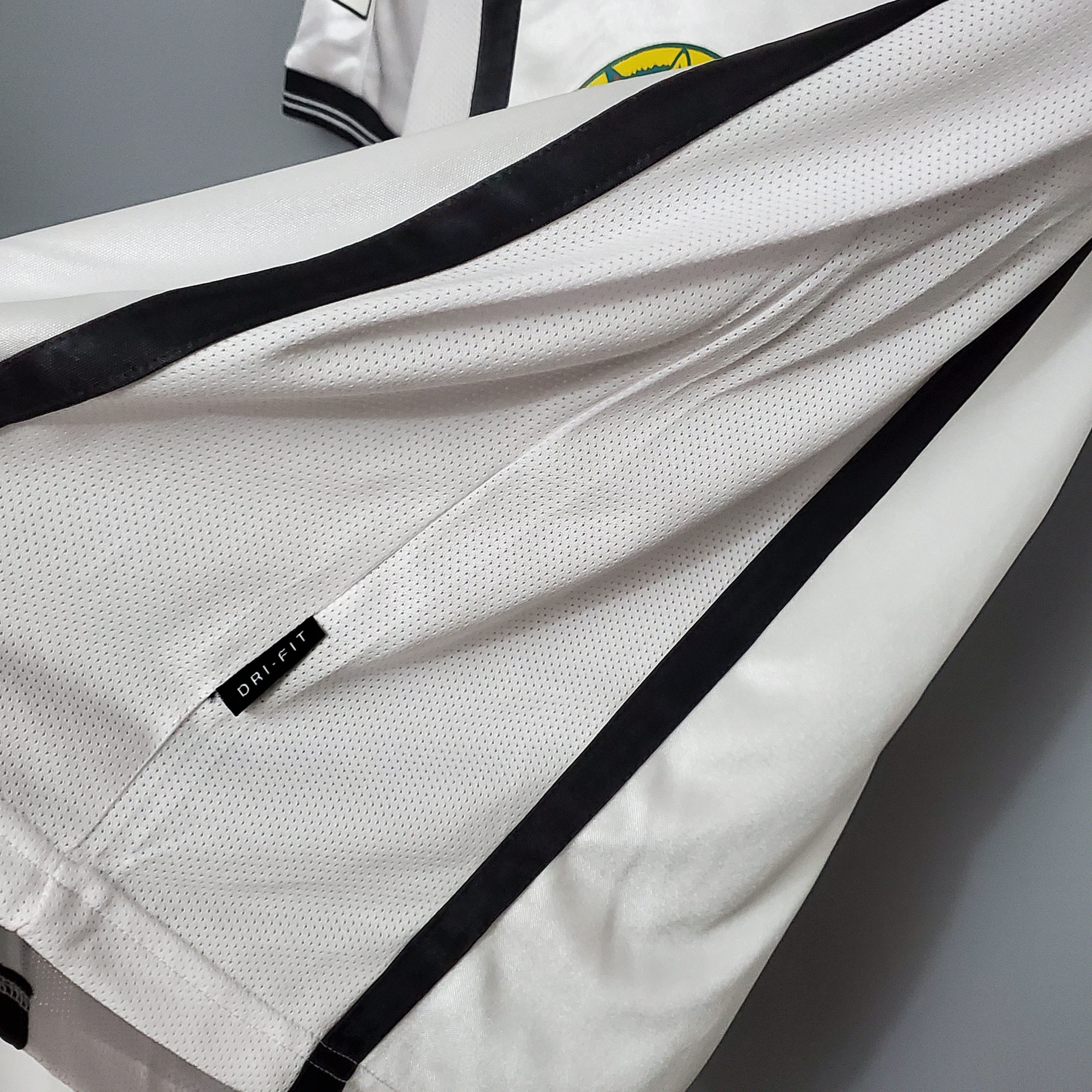Camisa Valencia Titular 01/02 - Versão Retro 111